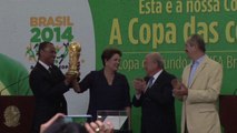 Coupe du monde: la FIFA présente le trophée au Brésil