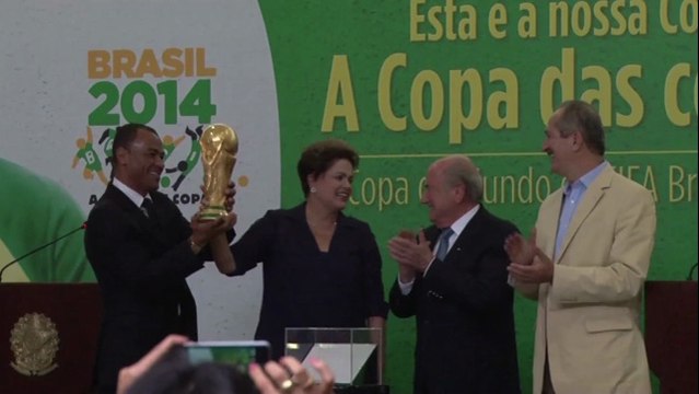 Coupe du monde: la FIFA présente le trophée au Brésil