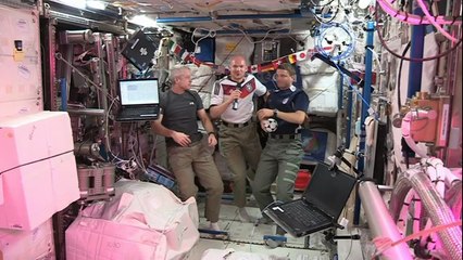 La Coupe du Monde dans l'espace: des astronautes tentent de jouer au foot