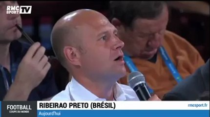 Coupe du monde: Guy Roux s'endort pendant une conférence de presse