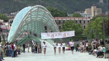 Georgie: des femmes participent à une course... en talons