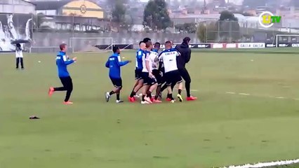 De saída, Júlio César é 'homenageado' em treino do Timão
