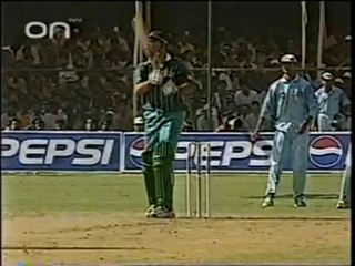 Shahid Afridi Smokes Srinath For A Great SIX