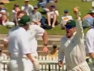 Daryll Cullinan gets out in an unusual manner - Classic catc