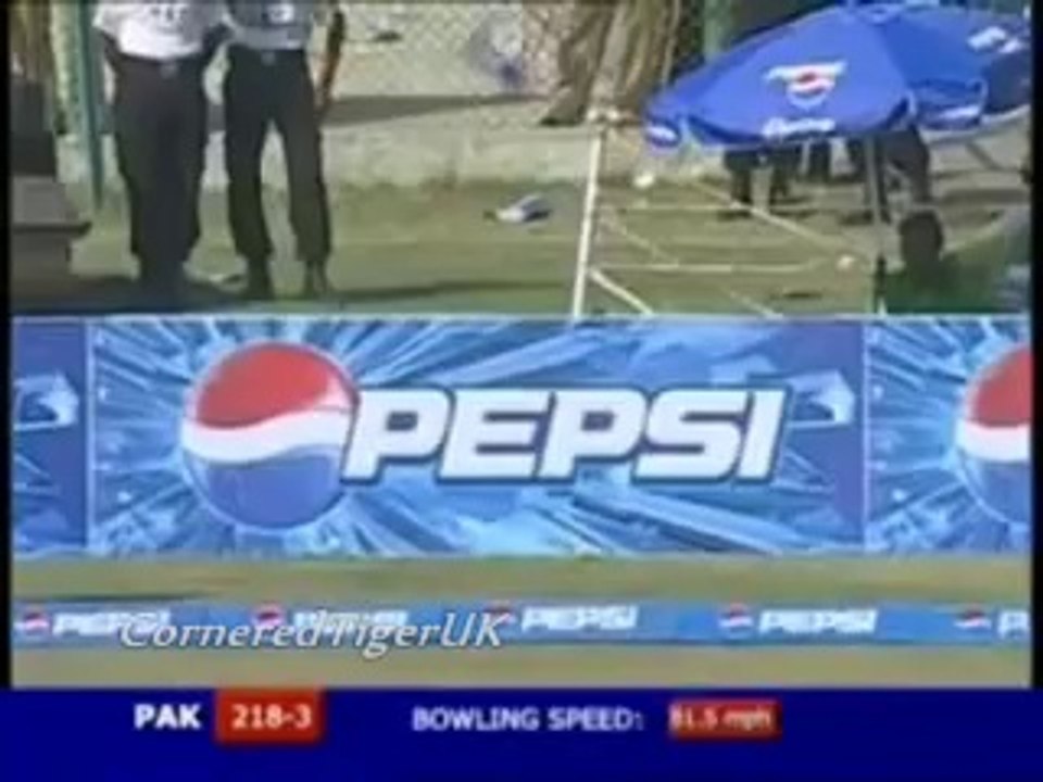 Shahid Afridi Smokes Andrew Flintoff For A Huge SIX