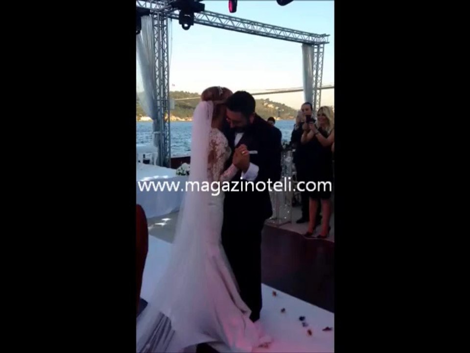 ÜNLÜ ŞARKICI PETEK DİNÇÖZ DÜNYA EVİNE GİRDİ (08.07.2014)