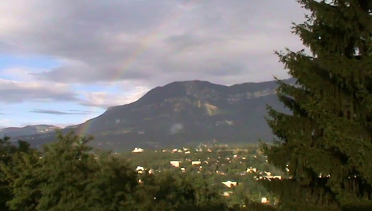 LE MONT REVARD ARC EN CIEL ENTRE PLUIE ET SOLEIL