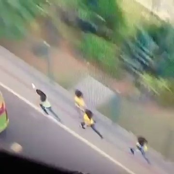 Garota leva tombaço ao tentar correr atrás de ônibus da seleção