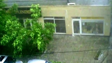 Градушка с големина на орех удари София - 08.07.2014