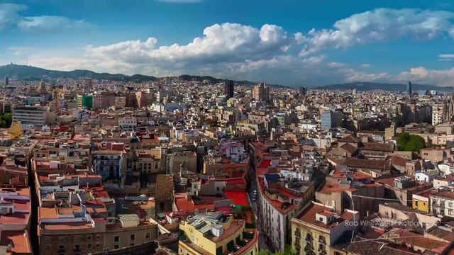 La meilleur façon de Découvrir et visiter Barcelone... Suivez la jolie fille!