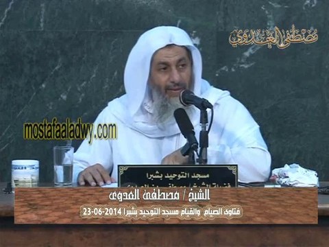 رجل أصيب بمرض الجيوب الأنفية، وأصبح بعض الدم ينزل إلى الجوف، والآخر يخرجه من فمه، ولا يجد مشقة من صو