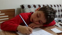 ders çalışırken uyuyan çocuk ahmet kerem