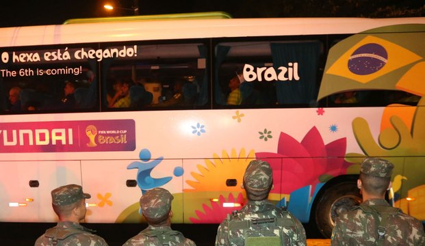 Torcedores tentam confortar Seleção Brasileira na volta à Granja
