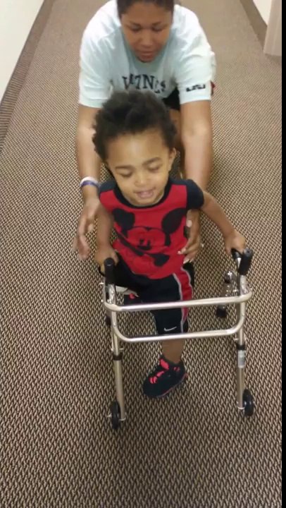 Un petit garçon de 2 ans apprend à marcher