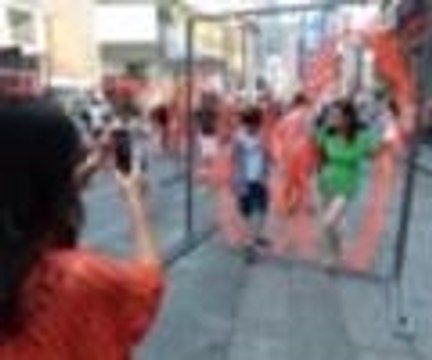 Bu serginin içinden geçiliyor