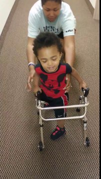 Les premiers pas d'un enfant amputé d'une jambe : quel courage!