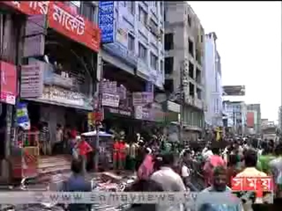 বাড্ডায় রাস্তা অবরোধ করে পোশাক শ্রমিকদের