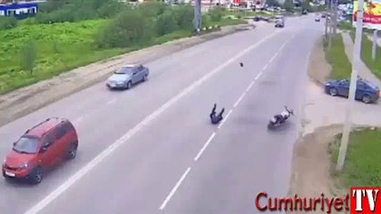 Motosikletli gencin şovu kötü bitti