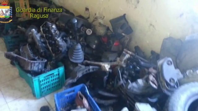 Acate (RG) - 10000 kg di rifiuti pericolosi, la Gdf scopre una discarica abusiva (08.07.14)