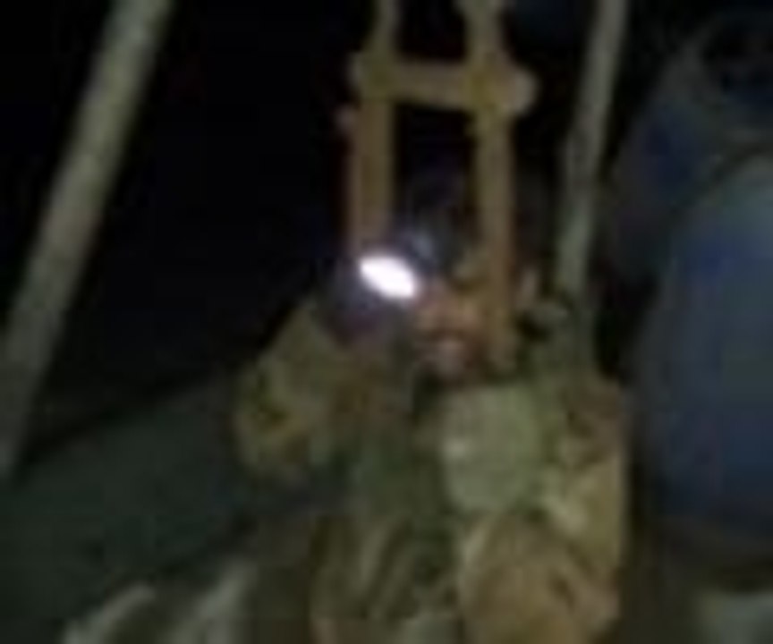 Ölüme meydan okuyarak, kömür çıkarıyorlar