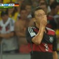 Kaçırdığı gol sonrası Türkçe küfür eden Mesut Özil