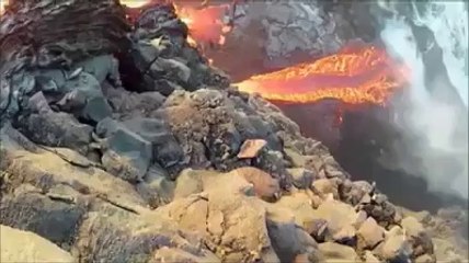 dekhain kaisay lawa pigal pigal kar samundar main gir raha hai .