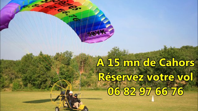 Clip de présentation pour les collectivités des baptêmes de l'air en ULM paramoteur paraplane Skydancer 582 par Air Sol Images. Découvrez la vallée du Lot vue du ciel, entre Cahors et Saint Cirq Lapopie.