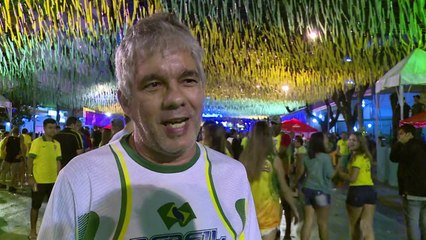 Cariocas afogam as mágoas dançando