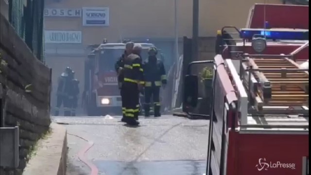 Roma, incendio ed esplosioni in deposito di materiale edile