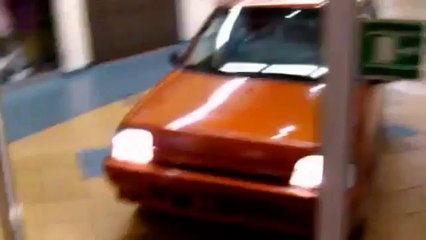 Faire un tour en voiture dans un centre commercial !