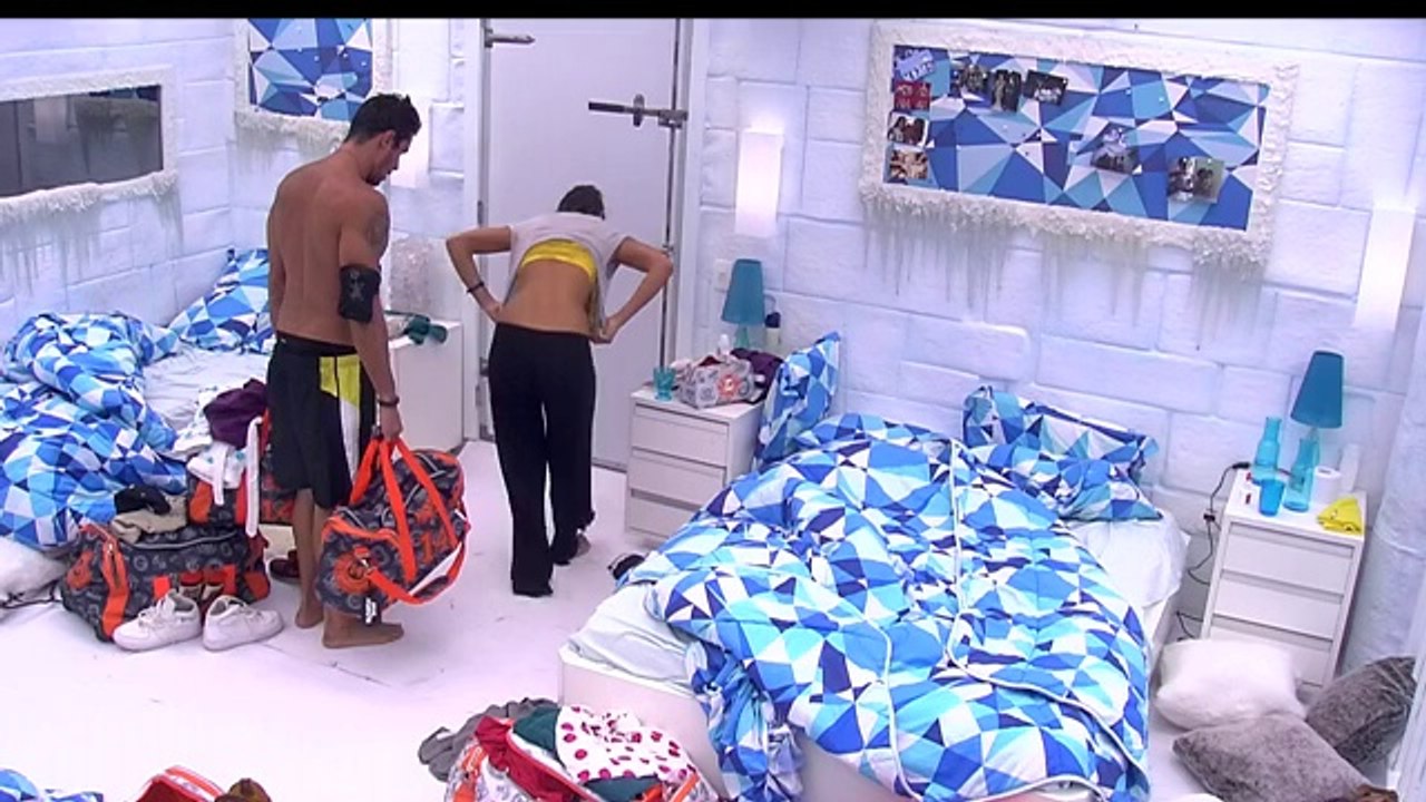 ops! franciele ajeita o top e quase mostra demais