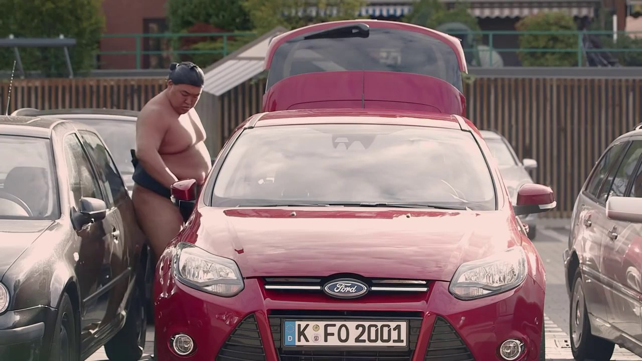 Two Sumo Wrestlers try to get into a Car ... Very Funny Video