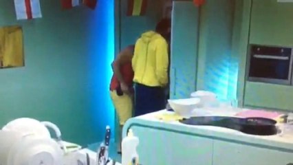 אליאב וצחי גונבים אוכל מהמקרר של הקבוצה השנייה