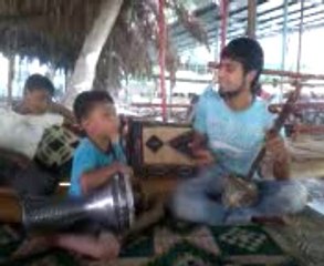 küçük çocuğun darbuka çalıp şarkı söylemesi