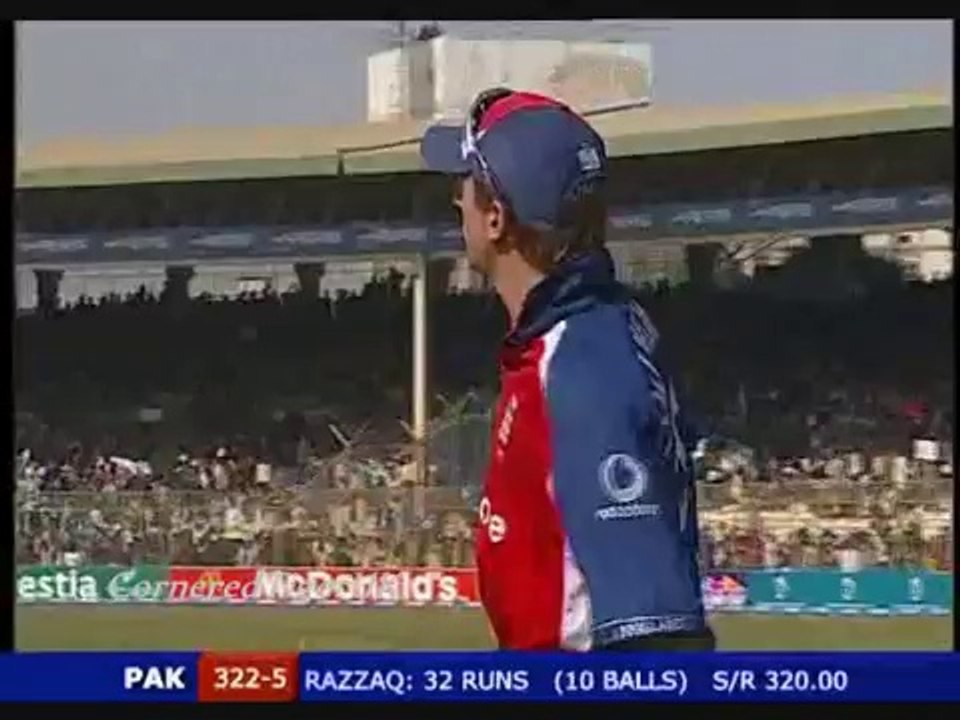 Abdul Razzaq Smoking English Bowlers For Lunch