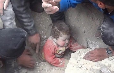 Dunya News - Young girl buried in Syria rubble is pulled out alive