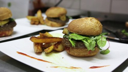 Loïc Paugain et Stéphane Schober parlent de leur restaurant Le Petit Paris et de leur agence de communication Mars Rouge à Mulhouse