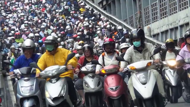Flot de scooters à Taïwan : impressionnant! La ville des scooters...