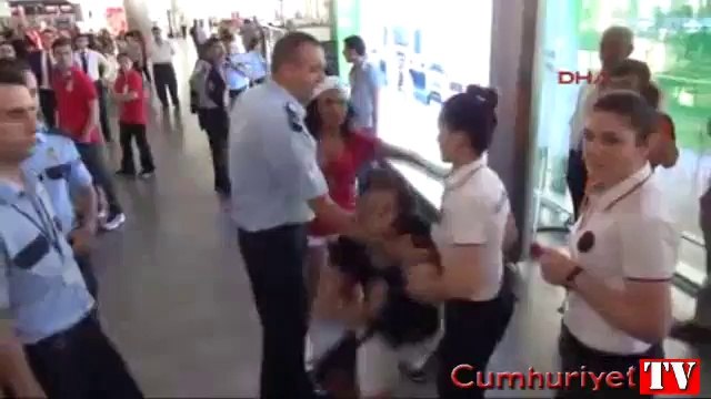 Uyanık kadınlar havalimanını birbirine kattı