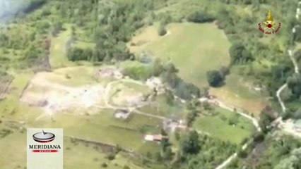 下载视频: Tragedia in Abruzzo, esplode fabbrica di fuochi d'artificio. Le riprese dall'alto