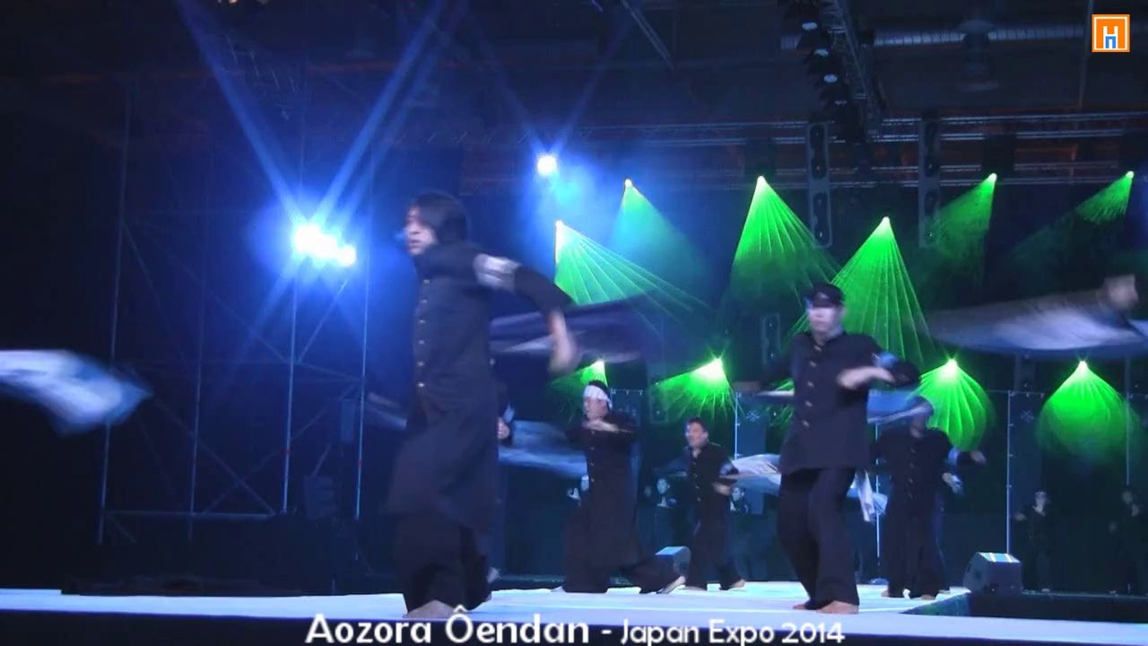 Le groupe de supporters Aozora Ôendan à japan Expo 2014