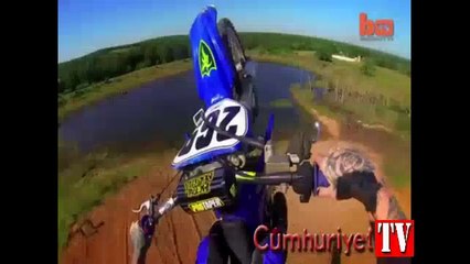 Motosikletiyle rampadan atlayıp paraşütle suya indi