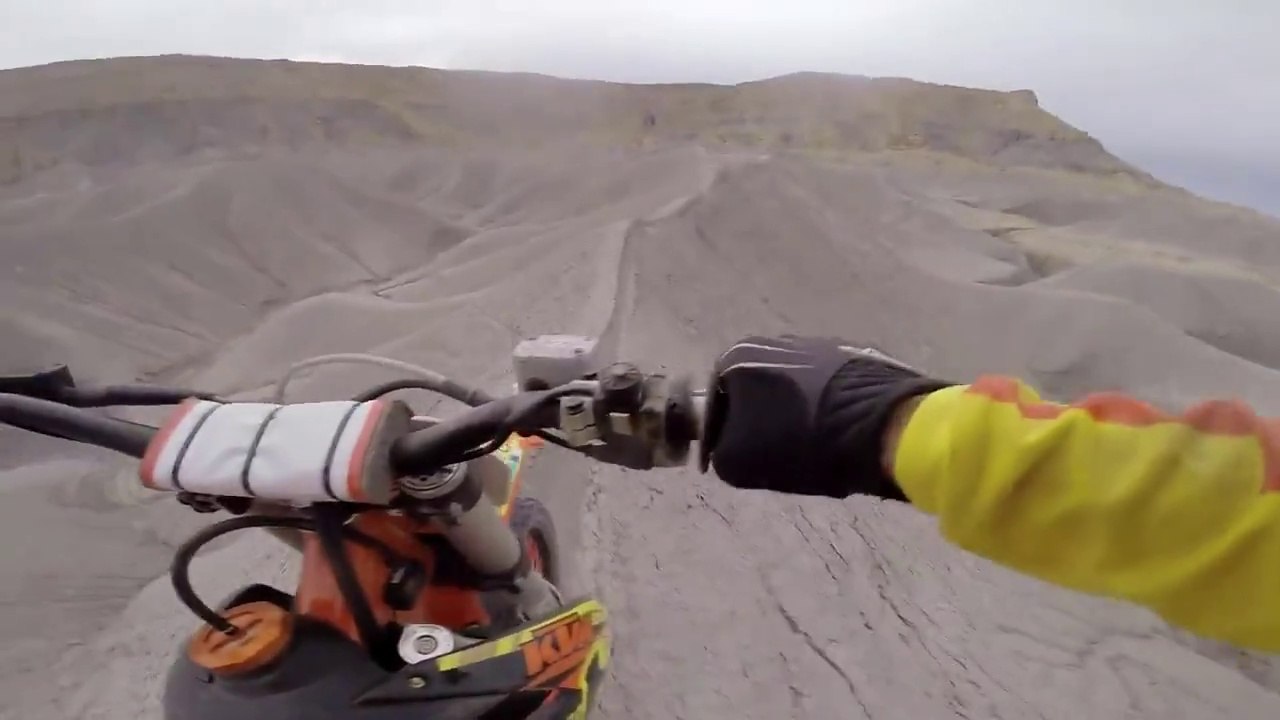 Session de motocross perdu dans le désert! En mode sauvage