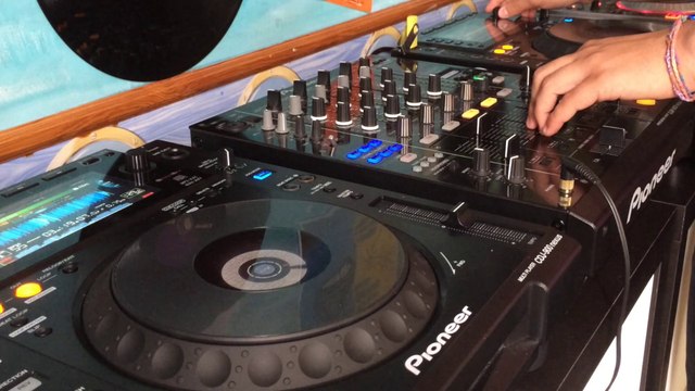 Sébastien-l mix on cdj 900 nxs juillet 2014