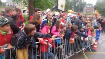 Arras : le public au passage de la caravane du Tour de France