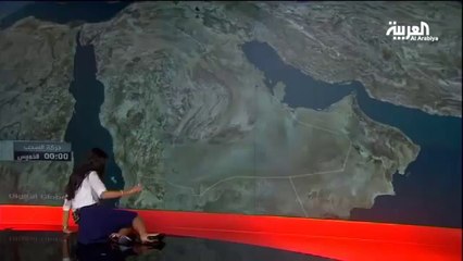 سقوط مذيعة قناة العربية علي الهواء وضحك الأستوديو عليها .. هتموت من الضحك
