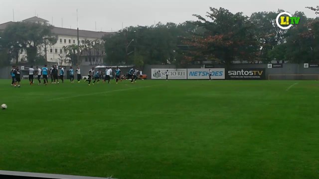 Na chuva, atacantes do Santos vão mal em treino de finalizações