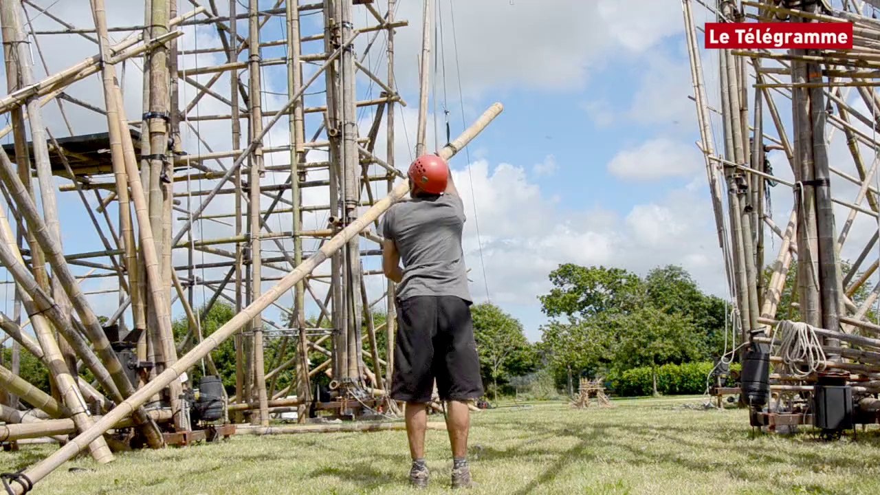La Roche Jagu (22). un château de bambous en construction