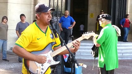 Un musicien de rue fait une reprise de Sultans Of Swing au Brésil