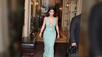 Kim Kardashian ne porte pas de soutien-gorge à la semaine de la mode à Paris